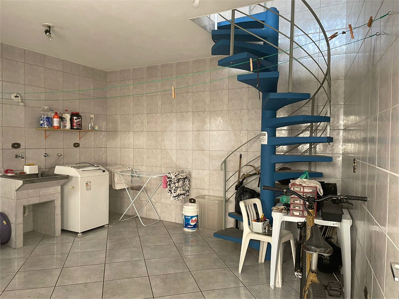 Sobrado no Jabaquara com 280m², 3 dormitórios, quintal amplo, varanda e 3 vagas de garagem.