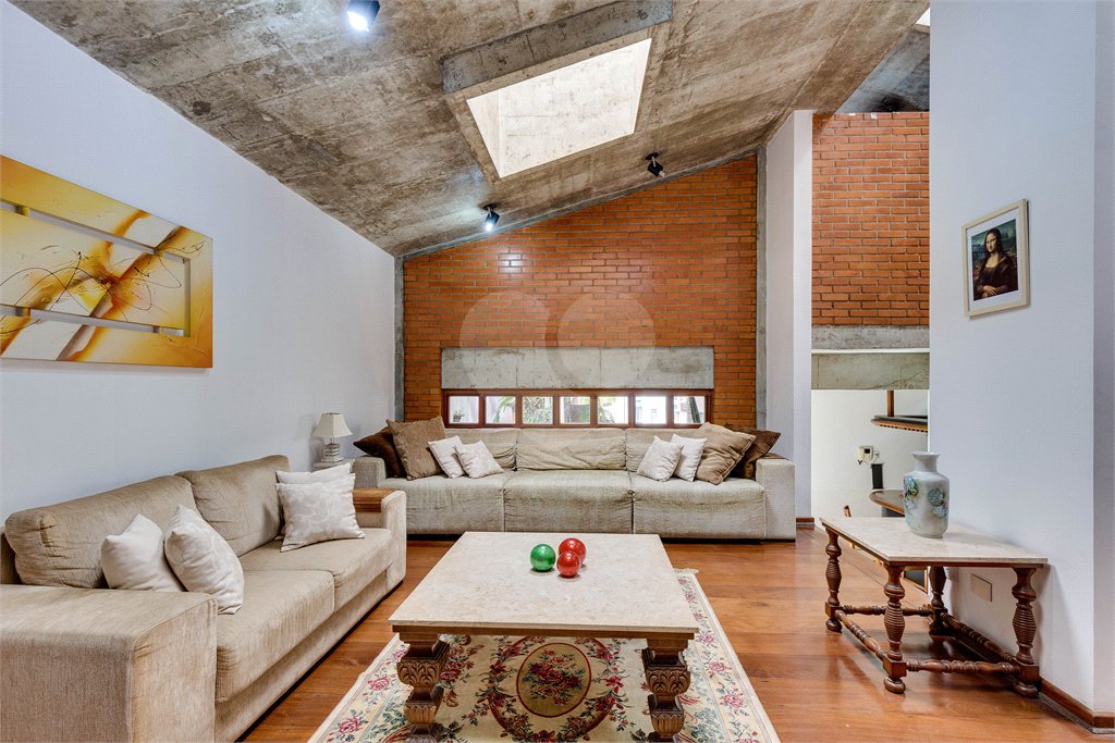Sobrado à venda com 4 quartos, sendo 1 suíte, em Alto da Boa Vista, São Paulo, SP