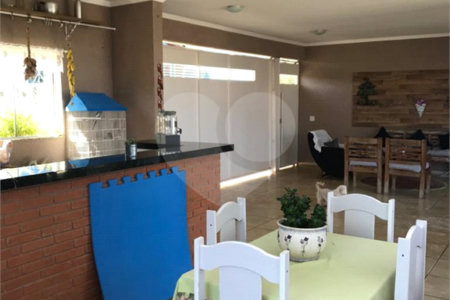 Casa à venda com 4 quartos, sendo 3 suítes, no condomínio Serra da Estrela, Atibaia - SP