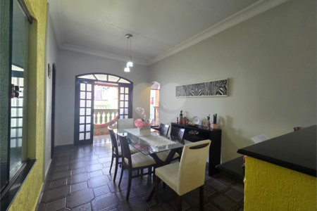 Casa à venda com 4 quartos, sendo 1 suíte, em Vila Paulo Silas, São Paulo, SP