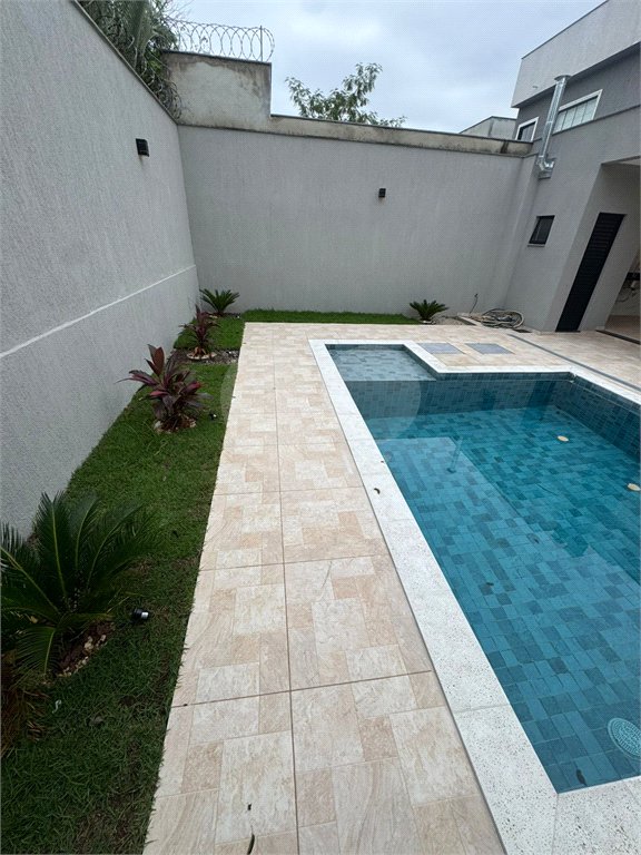 Casa à venda com 5 quartos, sendo 4 suítes, no condomínio Grand Park, Rio de Janeiro - RJ