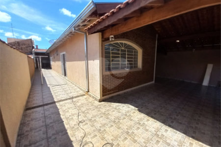 Casa térrea com 3 dormitórios, sendo 1 suíte.