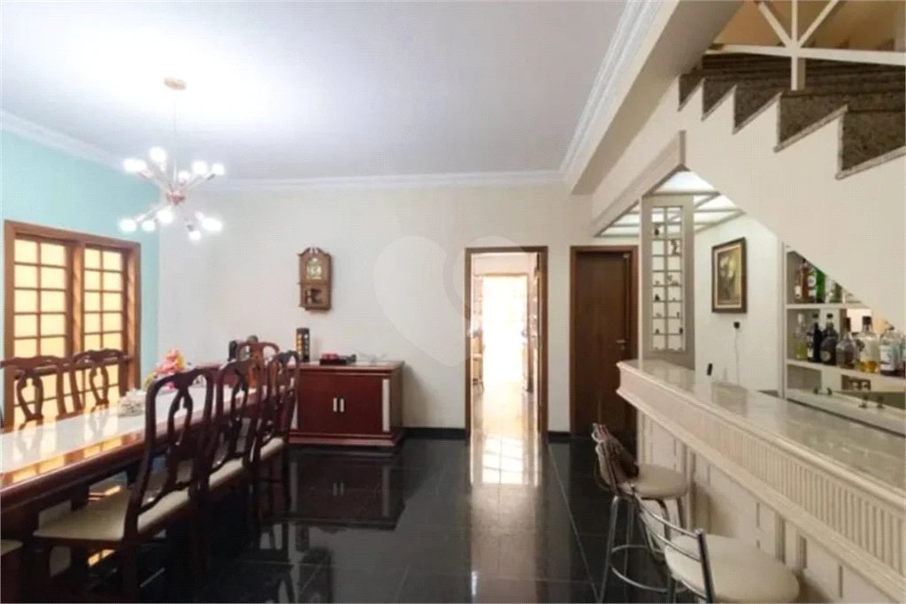 Casa com 3 dormitórios sendo 3 suítes com 03 vagas de garagem.