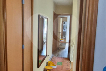 Casa à venda com 4 quartos, sendo 2 suítes, no condomínio Casas de Windsor, São Paulo - SP