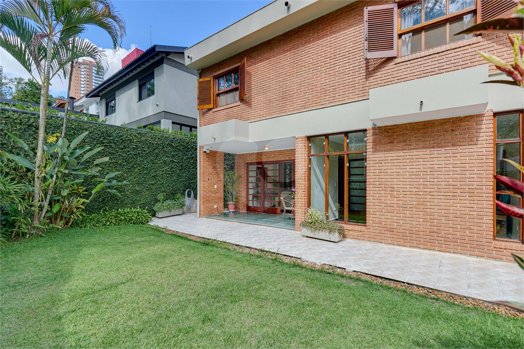 Casa à venda com 3 quartos, sendo 2 suítes, no condomínio Granja do Morumbi, São Paulo - SP