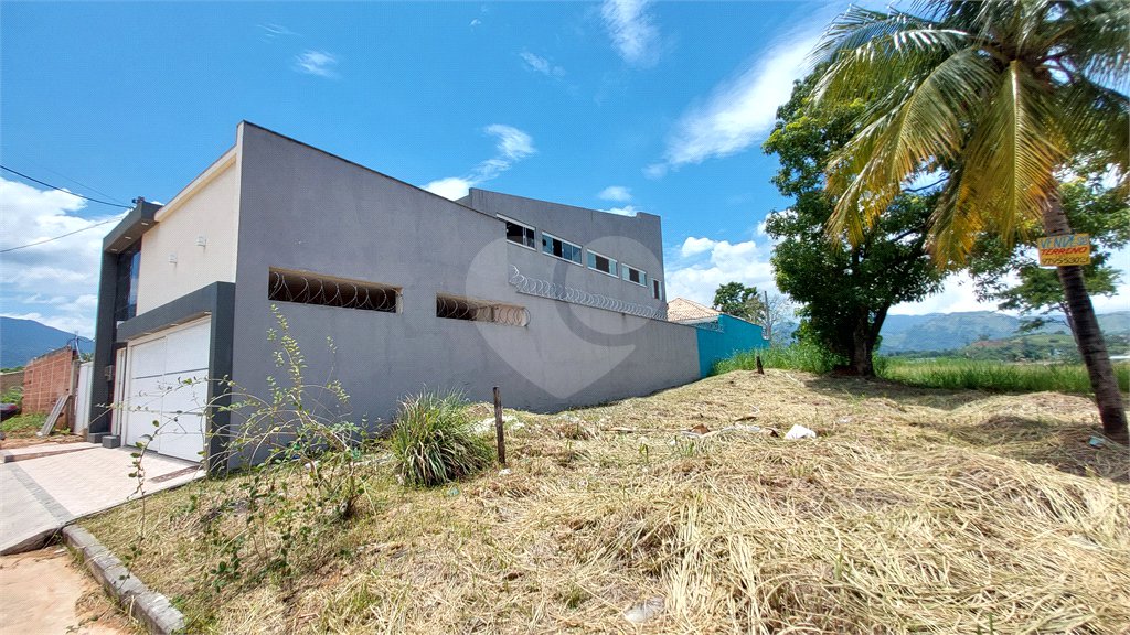Casa à venda com 4 quartos, sendo 2 suítes, no condomínio Vivendas do Mendanha, Rio de Janeiro - RJ