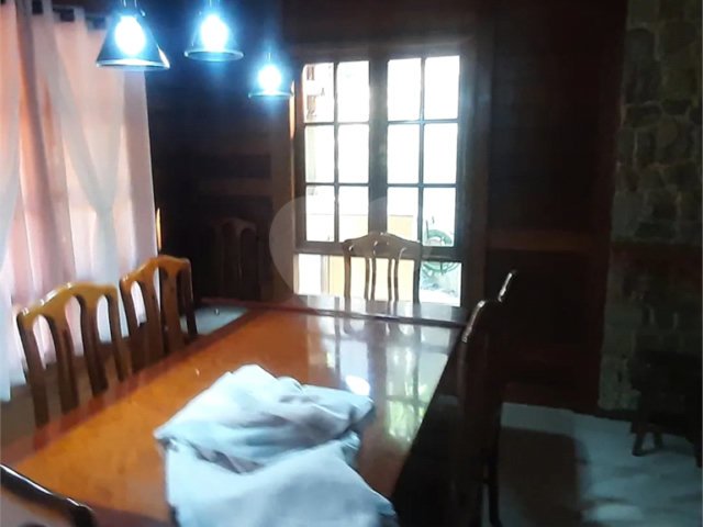 Casa à venda com 5 quartos, sendo 1 suíte,  no condomínio Parque Suiça, Caieiras - SP