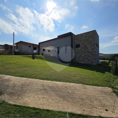 Casa à venda com 4 quartos, sendo 3 suítes, no condomínio Village Ipanema 2, Araçoiaba da Serra - SP