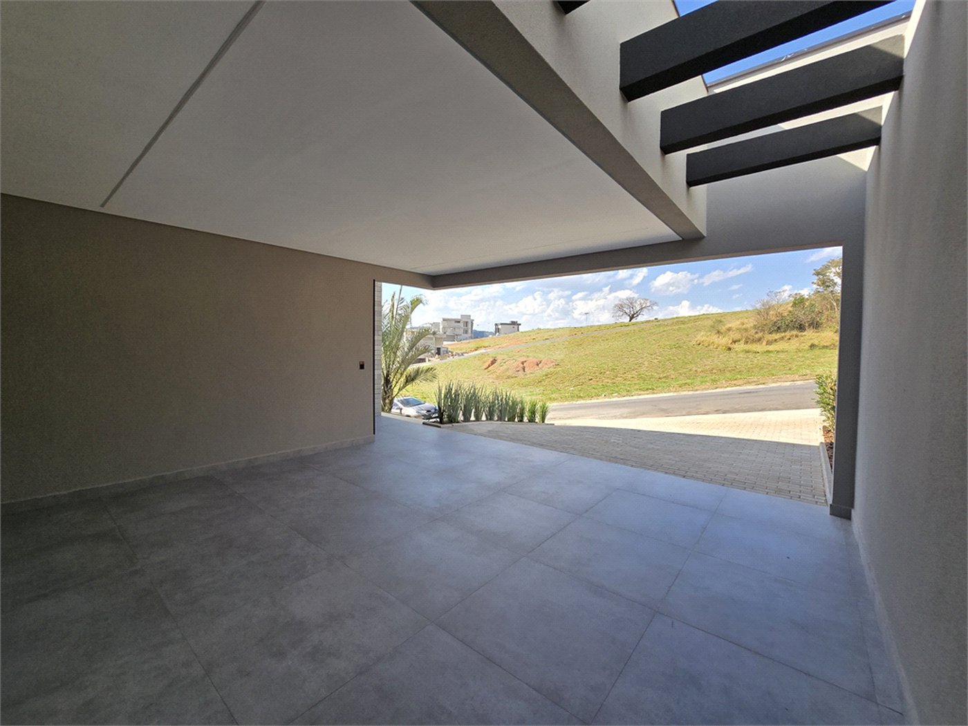 Maravilhosa Casa térrea em condomínio fechado no Portal Lamis, com 3 suítes, piscina privativa e persianas elétricas em excelente condomínio com salão de festas, piscina, quadras de tênis, beach tênis e campo de futebol. Vista cinematográfica da Pedra Grande.
