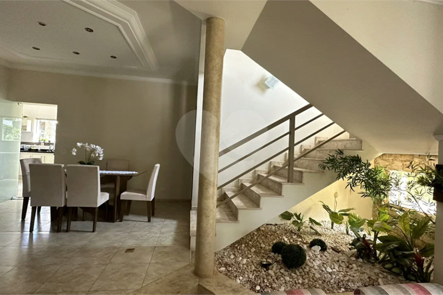 Casa em Condomínio Fechado com 4 suítes e área de lazer completa.