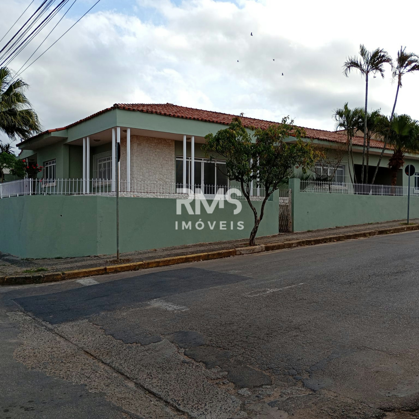 Casa à venda ou para alugar com 3 quartos, sendo 1 suíte,  no Centro, Angatuba, SP