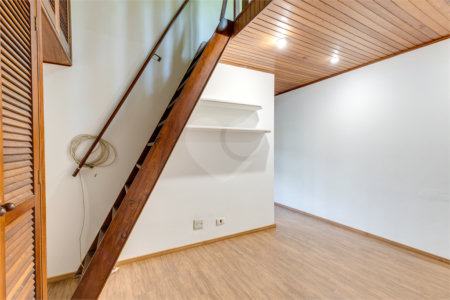 Casa à venda com 5 quartos, sendo 3 suítes, no condomínio Granja do Morumbi, São Paulo - SP