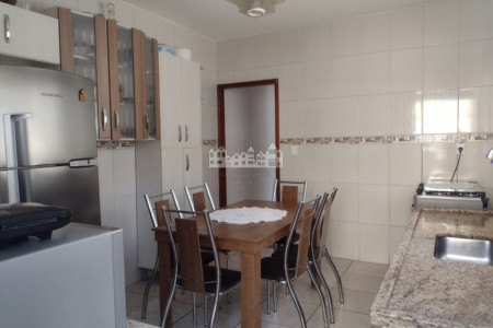 Casa à venda com 5 quartos no Centro de Atibaia/SP | Duas casas no mesmo terreno