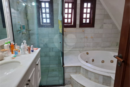 Sobrado à venda com 4 quartos, sendo 2 suítes,  em Jardim Leonor, São Paulo, SP