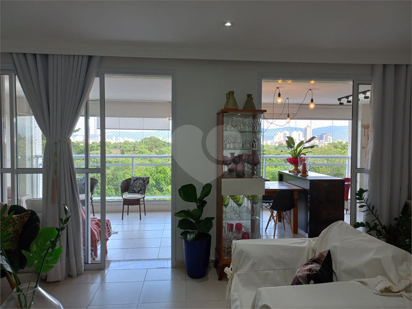 Apartamento à venda ou para alugar com 3 suítes em Enseada, Guarujá, SP