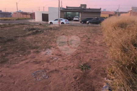 Terreno no Arcoville com 240 m²
