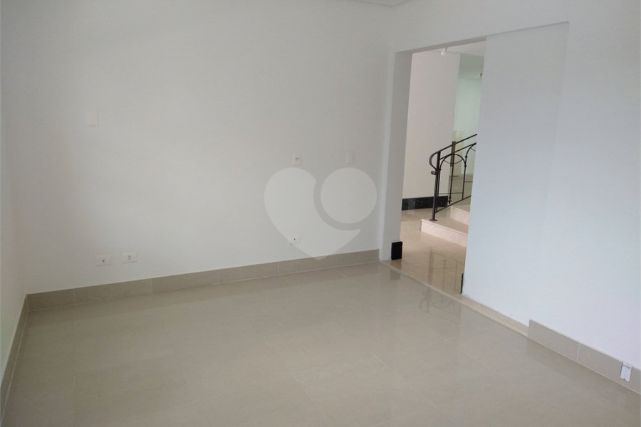 Condomínio de casas de alto padrão em estilo Neoclássico Francês