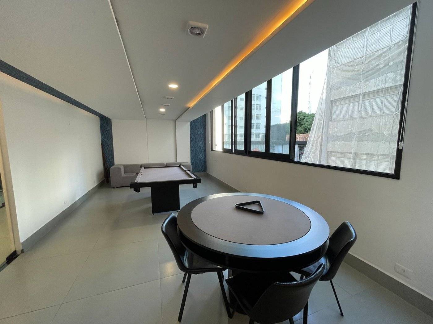 Apartamento 2 dormitórios (1 suíte), porteira fechada, 1 vaga demarcada, no José Menino, Santos