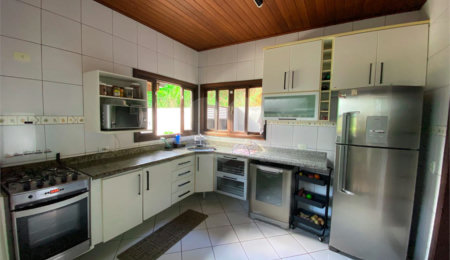 Casa à venda com 4 quartos, sendo 2 suítes,  no condomínio Suíça da Cantareira, Mairiporã - SP