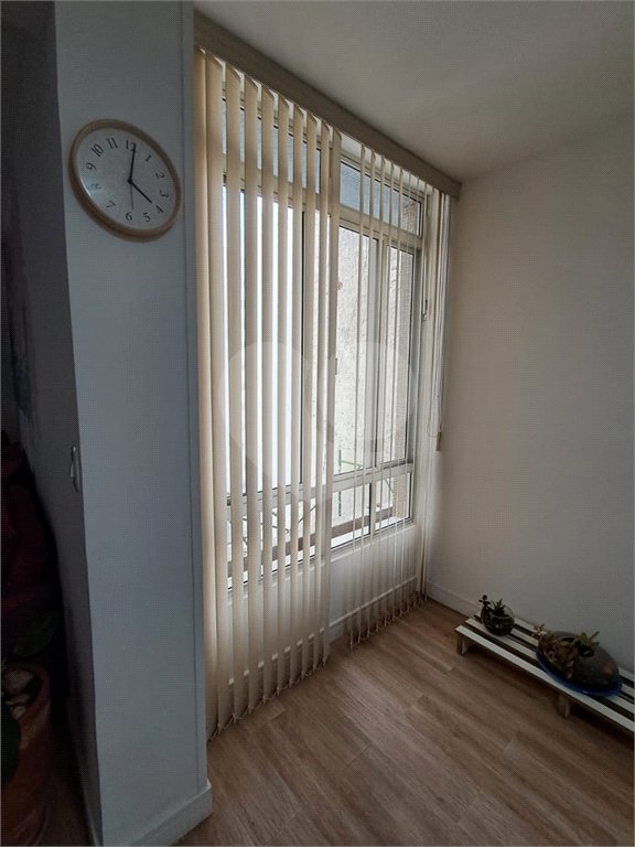 Amplo apartamento à venda totalmente reformado, sala ampliada, quarto, escritório, cozinha integrada e banheiro com box e banheira.