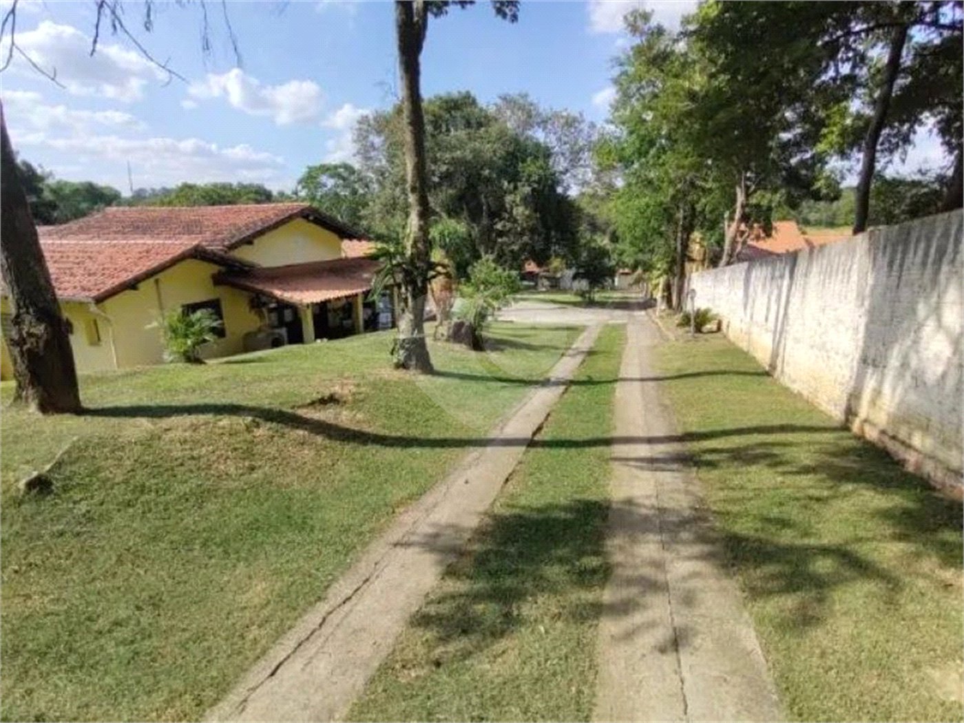 Casa à venda com 5 quartos, sendo 4 suítes, no condomínio Chácaras Flórida, Itu - SP