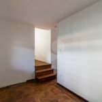 Casa à venda em Moema de 280m² com 4 dormitórios, sendo 1 suíte e 2 vagas de garagem.