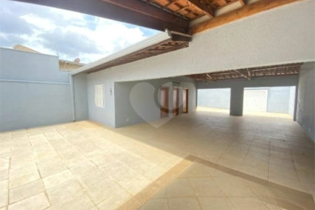 Casa à venda com 3 dormitórios, sendo 1 suite e ampla área de lazer no Jardim Brasil