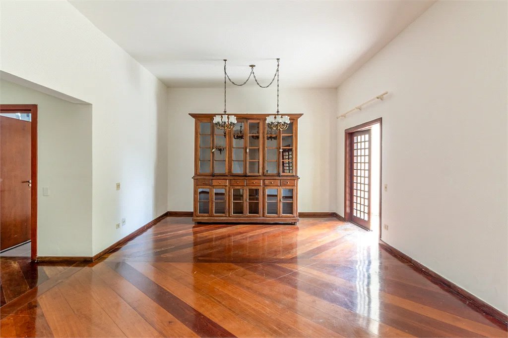 Casa à venda com 4 quartos, sendo 3 suítes,  no condomínio Vila das Flores, São Paulo - SP