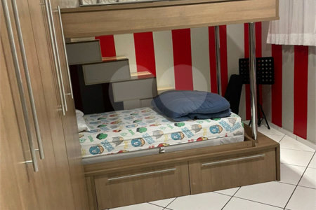 Sobrado à venda com 4 quartos, sendo 1 suíte, em Vila Áurea, Poá, SP