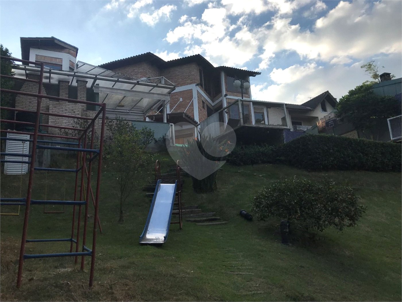 Casa à venda com 4 quartos, sendo 3 suítes, no condomínio Alpes da Cantareira, Mairiporã - SP