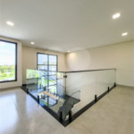 Indaiatuba - Condomínio Milano - Sobrado - 350 m² de terreno - 240 m² de área construída - 4 vagas de garagem, sendo 2 cobertas - Salas de estar e jantar integradas - 3 suítes com closet e varanda no pavimento superior - Escritório no térreo - Espaço gourmet com churrasqueira - Banheiro externo
