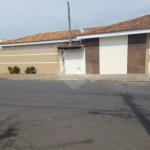 Casa Térrea com dormitórios, sendo 2 suítes.