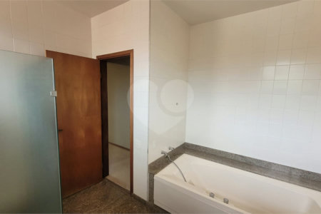 Casa à Venda . Aceita Permuta por Apto. ou Casa ,em Condomínio na Cidade São Paulo ou Bauru.