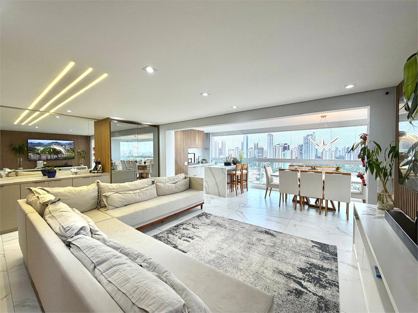 Apartamento à venda com 3 suítes em Vila Regente Feijó, São Paulo, SP