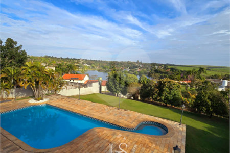 Indaiatuba- Vale das Laranjeiras - Vista dos fundos para o lago - Casa assobradada - 3 pisos, 4 quartos, 2 suítes, uma com hidro ,escritório, sala 3 ambientes, lareira, lavabo,cozinha ampla, despensa, lavanderia, churrasqueira, forno pizza, 6 wcs, piscina, jardim despensa, garagem, segurança