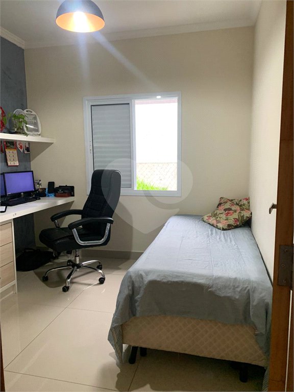 Casa à venda com 3 quartos, sendo 1 suíte, no condomínio Residencial Ponderosa, São Roque - SP