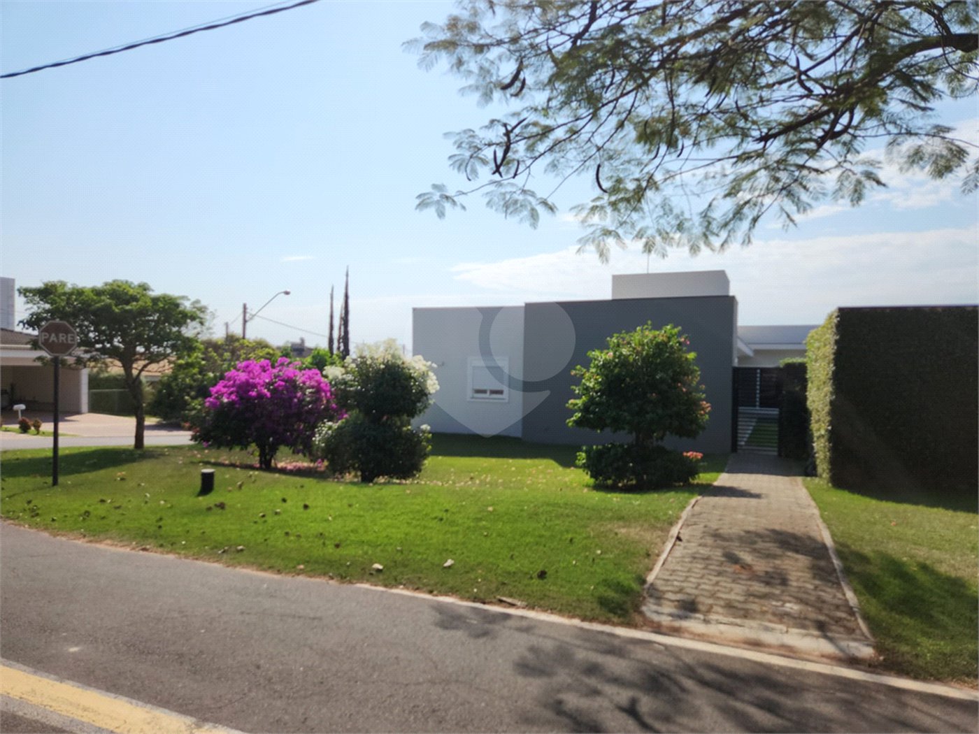 Casa à venda com 4 quartos, sendo 3 suítes, no condomínio Terras de Mont Serrat, Salto - SP