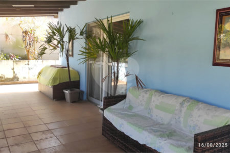 Casa à venda com 3 quartos, sendo 1 suíte, no condomínio Alpes Douro, Bom Jesus dos Perdões - SP