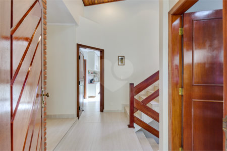 Casa à venda com 3 quartos, sendo 2 suítes, no condomínio Granja do Morumbi, São Paulo - SP