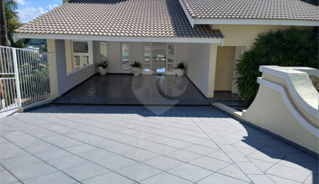 Casa à venda com 4 quartos, sendo 2 suítes,  no condomínio Flamboyant, Atibaia - SP