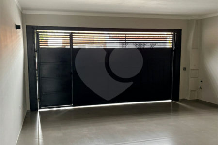 Casa no Conjunto Habitacional Dom Constantino á venda.