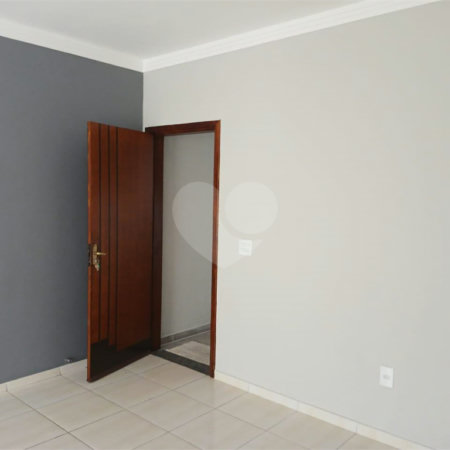 Casa de Vila à venda com 3 quartos, sendo 1 suíte, em Jardim Wanel Ville V, Sorocaba, SP