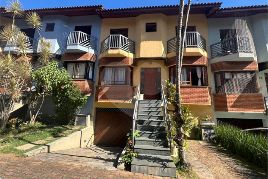 Casa à venda com 3 quartos, sendo 1 suíte, no condomínio Heráclito Graça, São Paulo - SP