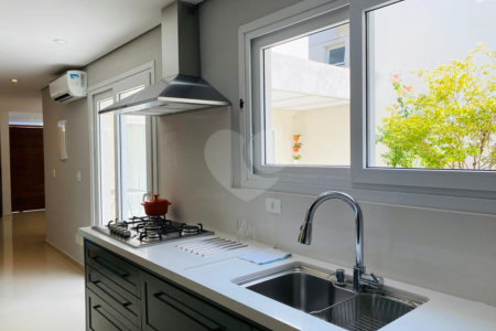 Casa à venda com 4 quartos, sendo 2 suítes, no condomínio Residencial Vila Lagos, São Paulo - SP