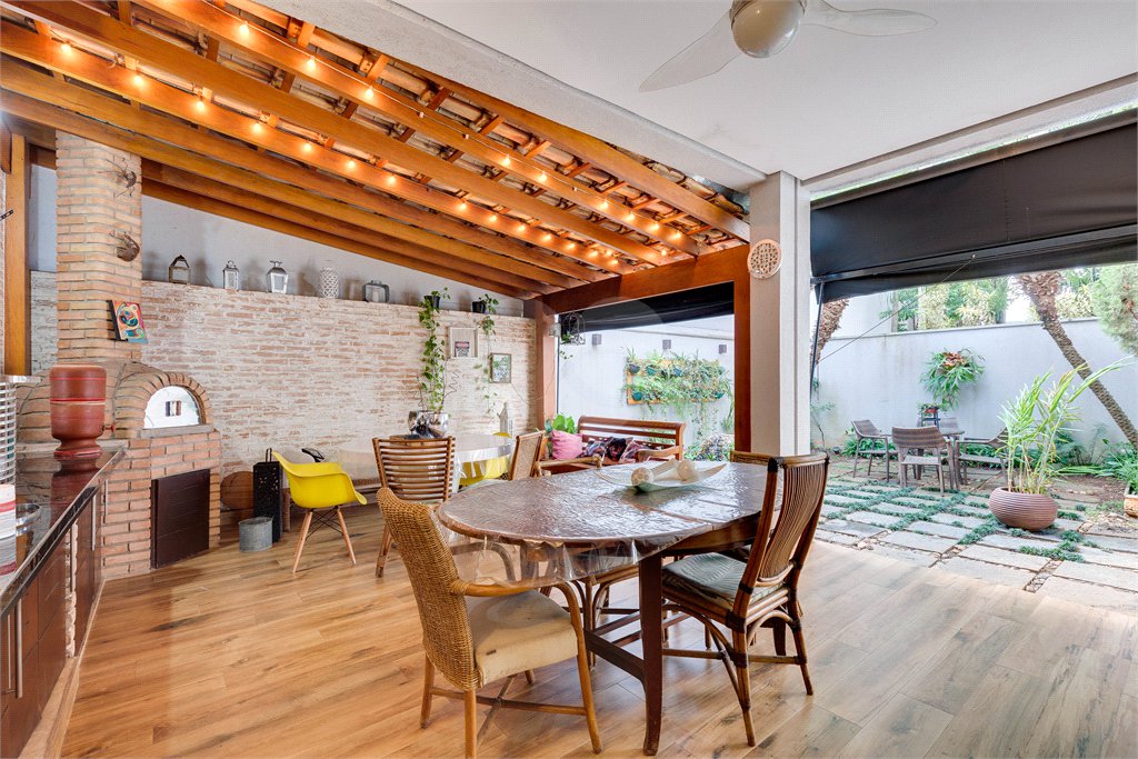 Casa à venda com 3 suítes no condomínio Vila Versalhes, São Paulo - SP