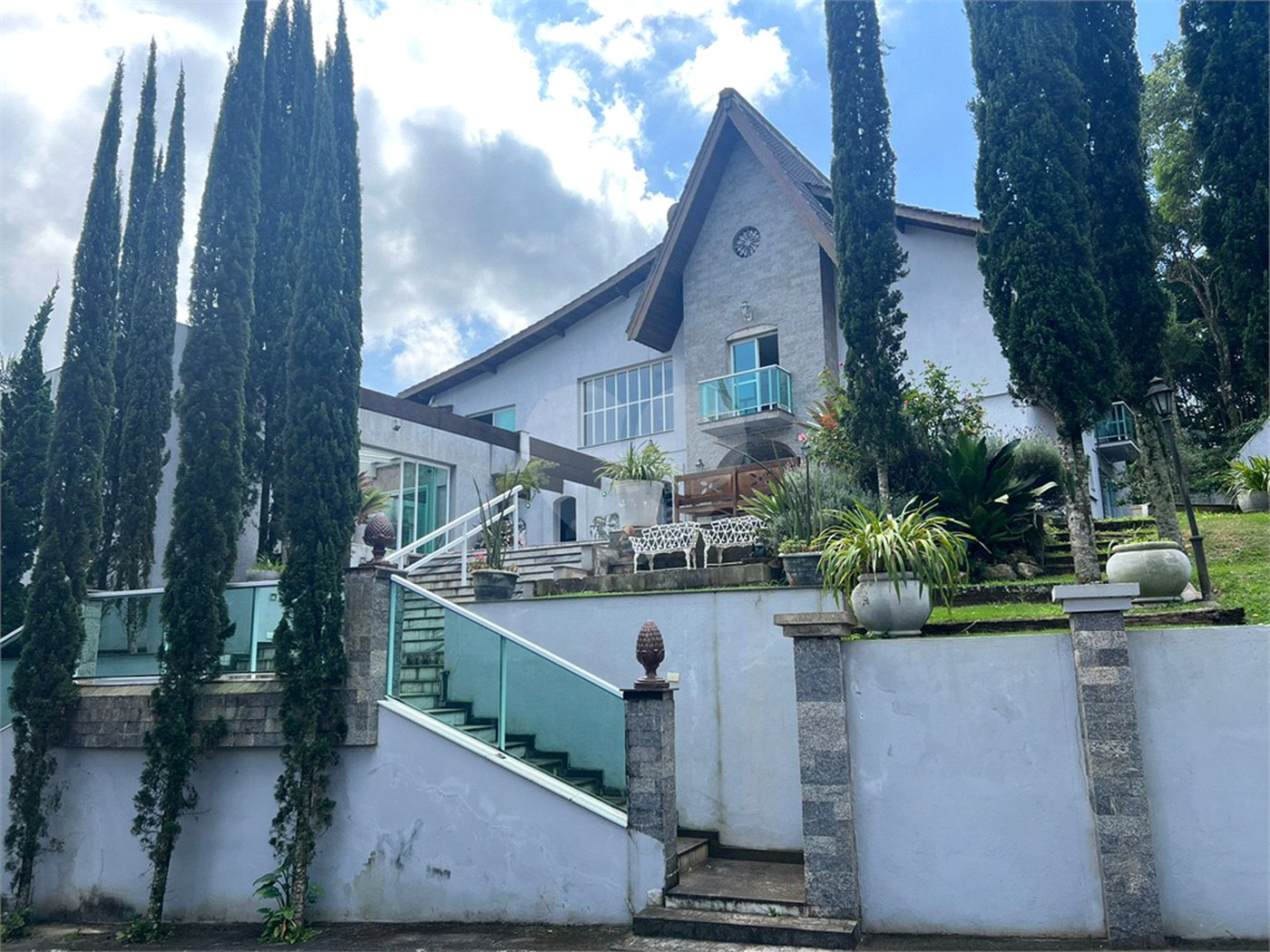 Casa à venda com 6 quartos, sendo 5 suítes, no condomínio Alpes da Cantareira, Mairiporã - SP