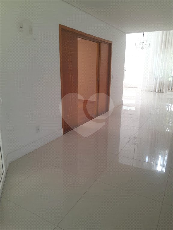 Casa à venda ou para alugar com 4 suítes em Chácaras São Carlos, Cotia, SP