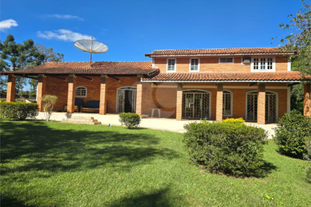 Chácara à venda com 4 quartos, sendo 1 suíte, em Cercadinho, Alambari, SP