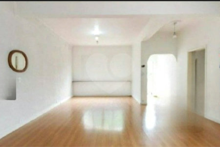 Sobrado à venda na Mooca de 212m² com 2 dormitórios, 1 suíte e 2 vagas.