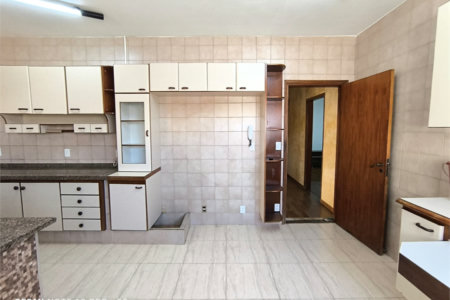 Casa á venda na Avenida Pau Brasil.